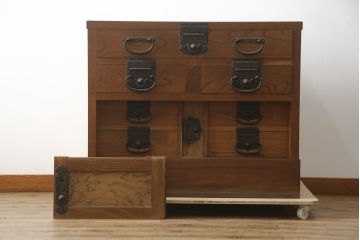 和製アンティーク　前面欅(ケヤキ)材　古い高家の重厚な帳場箪笥(時代箪笥、収納タンス、整理箪笥、引き出し)(R-078790)