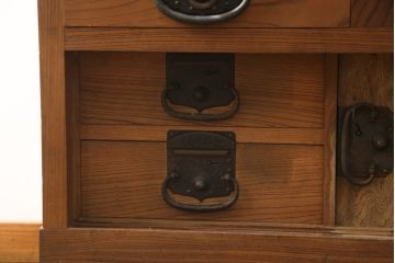 和製アンティーク　前面欅(ケヤキ)材　古い高家の重厚な帳場箪笥(時代箪笥、収納タンス、整理箪笥、引き出し)(R-078790)