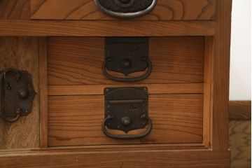 和製アンティーク　前面欅(ケヤキ)材　古い高家の重厚な帳場箪笥(時代箪笥、収納タンス、整理箪笥、引き出し)(R-078790)