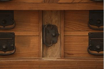 和製アンティーク　前面欅(ケヤキ)材　古い高家の重厚な帳場箪笥(時代箪笥、収納タンス、整理箪笥、引き出し)(R-078790)