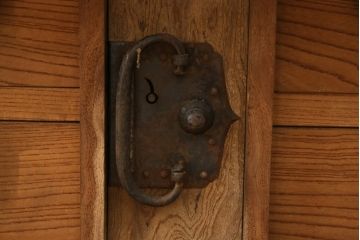 和製アンティーク　前面欅(ケヤキ)材　古い高家の重厚な帳場箪笥(時代箪笥、収納タンス、整理箪笥、引き出し)(R-078790)