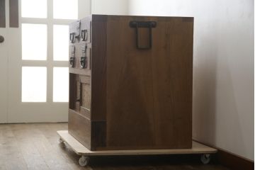 和製アンティーク　前面欅(ケヤキ)材　古い高家の重厚な帳場箪笥(時代箪笥、収納タンス、整理箪笥、引き出し)(R-078790)
