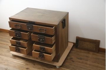 和製アンティーク　前面欅(ケヤキ)材　古い高家の重厚な帳場箪笥(時代箪笥、収納タンス、整理箪笥、引き出し)(R-078790)