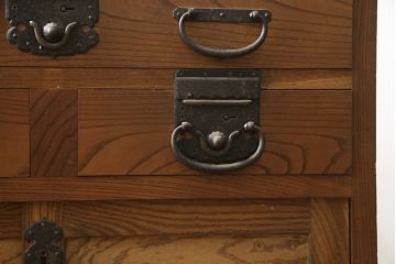 和製アンティーク　前面欅(ケヤキ)材　古い高家の重厚な帳場箪笥(時代箪笥、収納タンス、整理箪笥、引き出し)(R-078790)