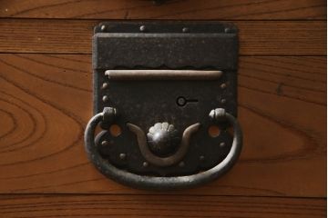 和製アンティーク　前面欅(ケヤキ)材　古い高家の重厚な帳場箪笥(時代箪笥、収納タンス、整理箪笥、引き出し)(R-078790)