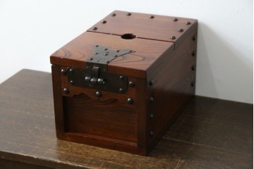 和製アンティーク　欅(ケヤキ)材　美しい木目と立派な金具が目を惹く銭箱(銭函)　(R-078792)
