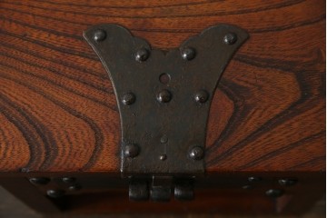 和製アンティーク　欅(ケヤキ)材　美しい木目と立派な金具が目を惹く銭箱(銭函)　(R-078792)