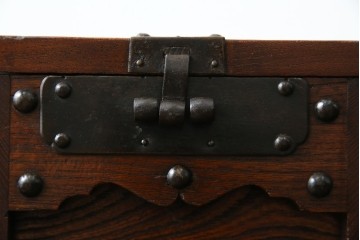 和製アンティーク　欅(ケヤキ)材　美しい木目と立派な金具が目を惹く銭箱(銭函)　(R-078792)