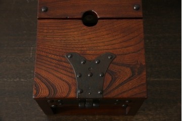 和製アンティーク　欅(ケヤキ)材　美しい木目と立派な金具が目を惹く銭箱(銭函)　(R-078792)