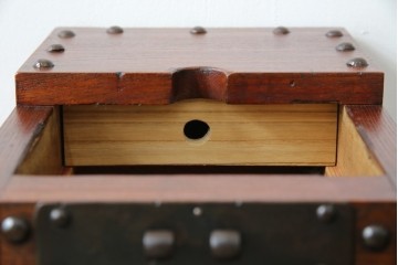 和製アンティーク　欅(ケヤキ)材　美しい木目と立派な金具が目を惹く銭箱(銭函)　(R-078792)