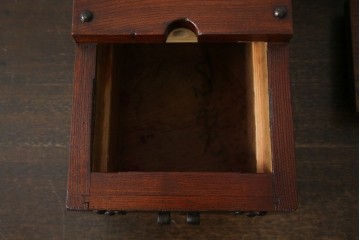 和製アンティーク　欅(ケヤキ)材　美しい木目と立派な金具が目を惹く銭箱(銭函)　(R-078792)