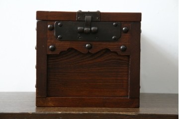 和製アンティーク　欅(ケヤキ)材　美しい木目と立派な金具が目を惹く銭箱(銭函)　(R-078792)
