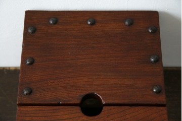 和製アンティーク　欅(ケヤキ)材　美しい木目と立派な金具が目を惹く銭箱(銭函)　(R-078792)