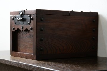 和製アンティーク　欅(ケヤキ)材　美しい木目と立派な金具が目を惹く銭箱(銭函)　(R-078792)