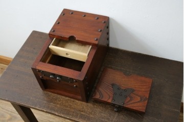 和製アンティーク　欅(ケヤキ)材　美しい木目と立派な金具が目を惹く銭箱(銭函)　(R-078792)