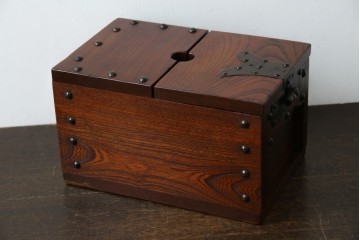 和製アンティーク　欅(ケヤキ)材　美しい木目と立派な金具が目を惹く銭箱(銭函)　(R-078792)