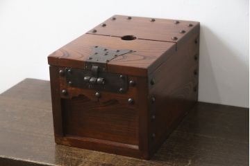 和製アンティーク　欅(ケヤキ)材　美しい木目と立派な金具が目を惹く銭箱(銭函)(R-078792)