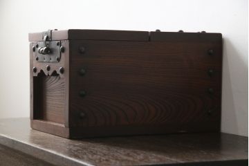 和製アンティーク　欅(ケヤキ)材　美しい木目と立派な金具が目を惹く銭箱(銭函)(R-078792)