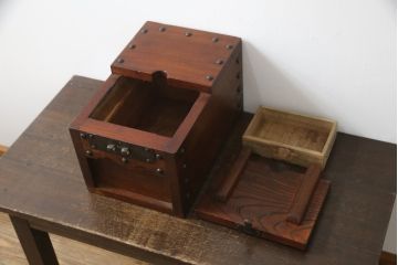 和製アンティーク　欅(ケヤキ)材　美しい木目と立派な金具が目を惹く銭箱(銭函)(R-078792)