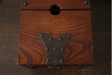 和製アンティーク　欅(ケヤキ)材　美しい木目と立派な金具が目を惹く銭箱(銭函)(R-078792)