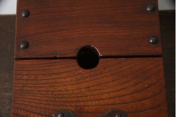 和製アンティーク　欅(ケヤキ)材　美しい木目と立派な金具が目を惹く銭箱(銭函)(R-078792)
