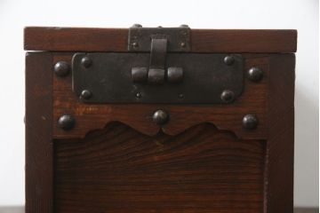 和製アンティーク　欅(ケヤキ)材　美しい木目と立派な金具が目を惹く銭箱(銭函)(R-078792)