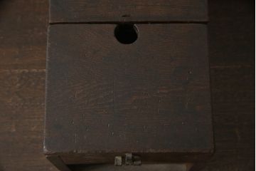 和製アンティーク　栗材　時代の流れを感じる木の風合いが味わい深い銭箱(銭函)(R-078793)
