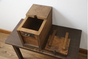 和製アンティーク　欅(ケヤキ)材　時代の流れを感じる木の風合いが味わい深い銭箱(銭函)(R-078795)