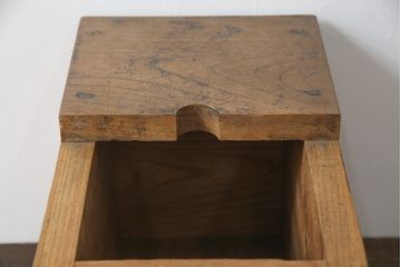 和製アンティーク　欅(ケヤキ)材　時代の流れを感じる木の風合いが味わい深い銭箱(銭函)(R-078795)