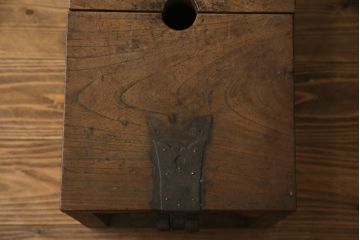 和製アンティーク　欅(ケヤキ)材　時代の流れを感じる木の風合いが味わい深い銭箱(銭函)(R-078795)