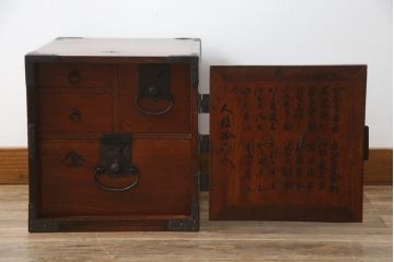 和製アンティーク　総欅(ケヤキ)材　使い込まれた風合いが味わい深い小箪笥(船箪笥、舟箪笥、硯箱、懸硯型、帳箱、帳場箪笥、時代箪笥、小物収納)(R-078798)