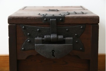 和製アンティーク　欅(ケヤキ)材　使い込まれた風合いが味わい深い銭箱(銭函)(R-078799)