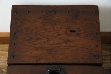 和製アンティーク　欅(ケヤキ)材　使い込まれた風合いが味わい深い銭箱(銭函)(R-078799)