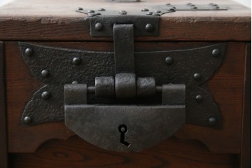 和製アンティーク　欅(ケヤキ)材　使い込まれた風合いが味わい深い銭箱(銭函)(R-078799)