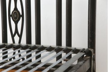 アメリカアンティーク　アイアンフレームがお洒落なベッドフレーム(シングル)(R-078806)