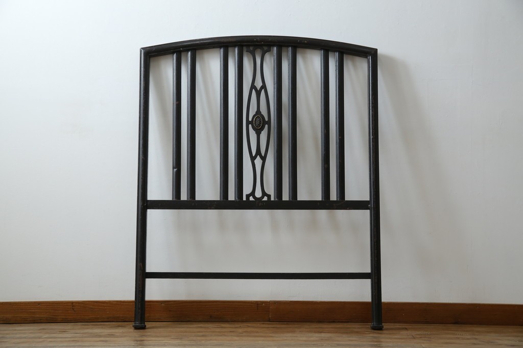 アメリカアンティーク　アイアンフレームがお洒落なベッドフレーム　(R-078806)