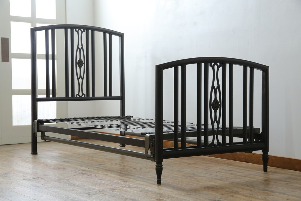 アメリカアンティーク　アイアンフレームがお洒落なベッドフレーム　(R-078806)
