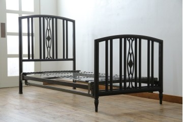 アメリカアンティーク　アイアンフレームがお洒落なベッドフレーム　(R-078806)