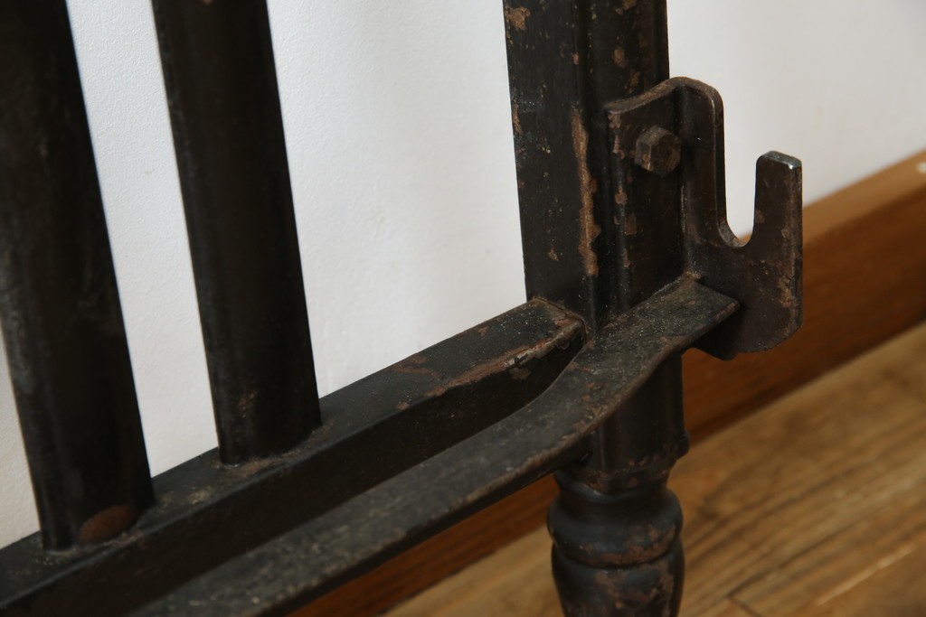 アメリカアンティーク　アイアンフレームがお洒落なベッドフレーム　(R-078806)