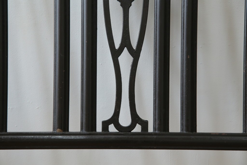 アメリカアンティーク　アイアンフレームがお洒落なベッドフレーム　(R-078806)