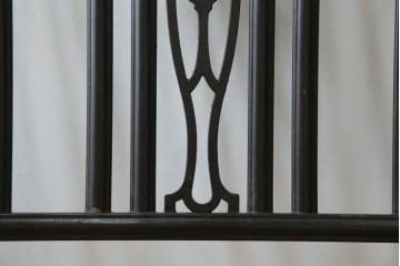 アメリカアンティーク　アイアンフレームがお洒落なベッドフレーム　(R-078806)