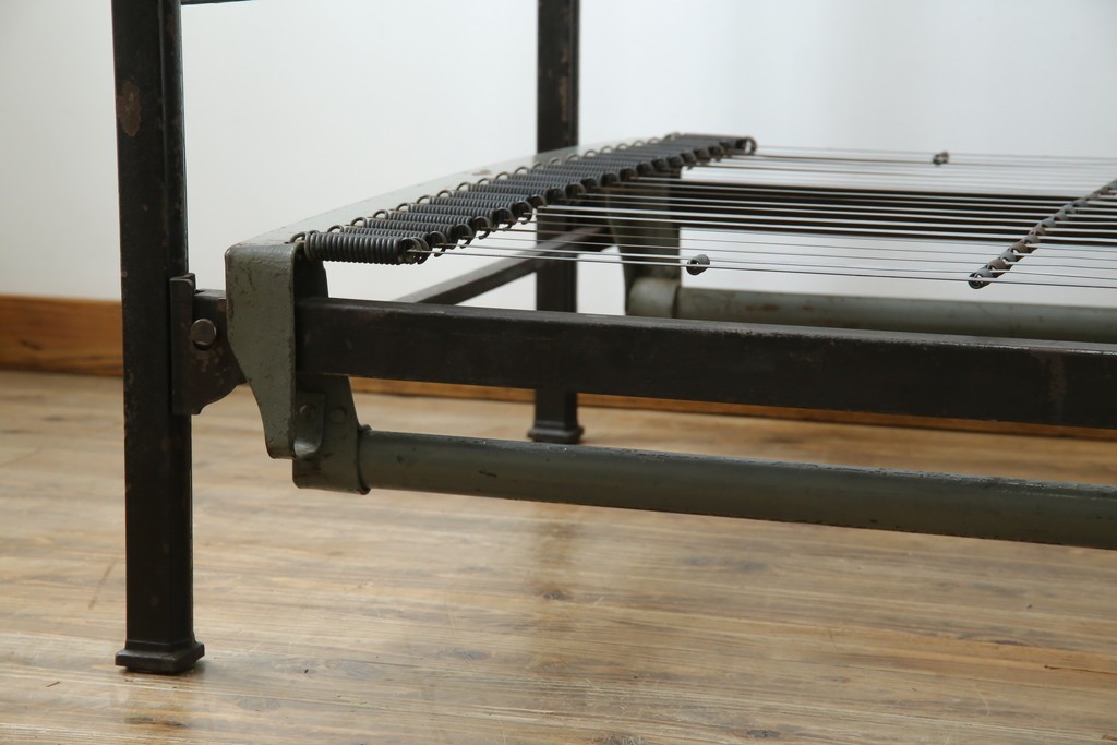 アメリカアンティーク　アイアンフレームがお洒落なベッドフレーム　(R-078806)