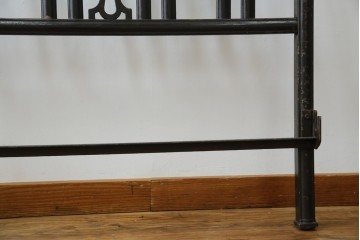 アメリカアンティーク　アイアンフレームがお洒落なベッドフレーム　(R-078806)