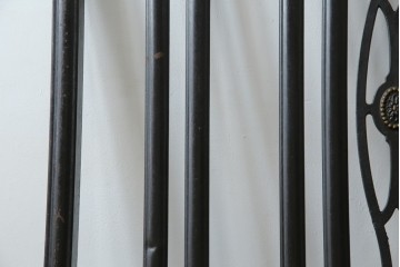 アメリカアンティーク　アイアンフレームがお洒落なベッドフレーム　(R-078806)