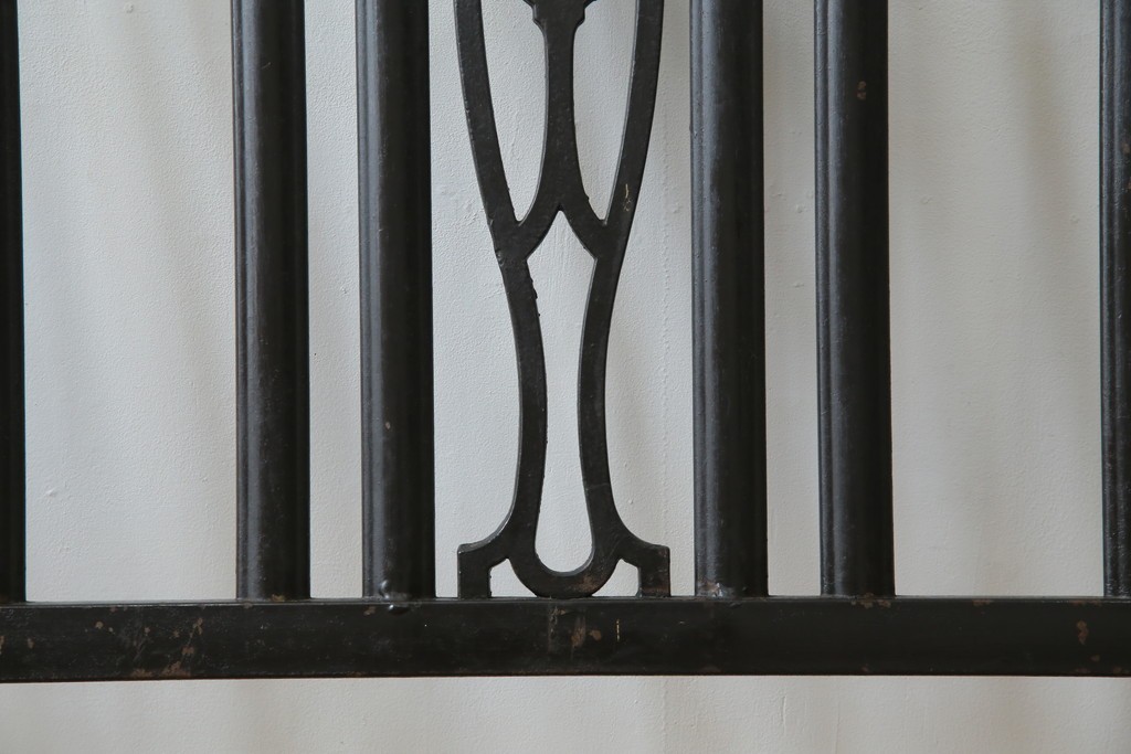 アメリカアンティーク　アイアンフレームがお洒落なベッドフレーム　(R-078806)