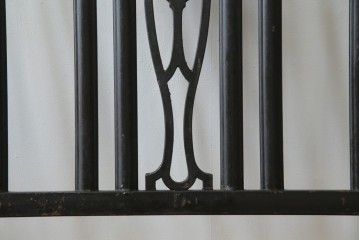 アメリカアンティーク　アイアンフレームがお洒落なベッドフレーム　(R-078806)