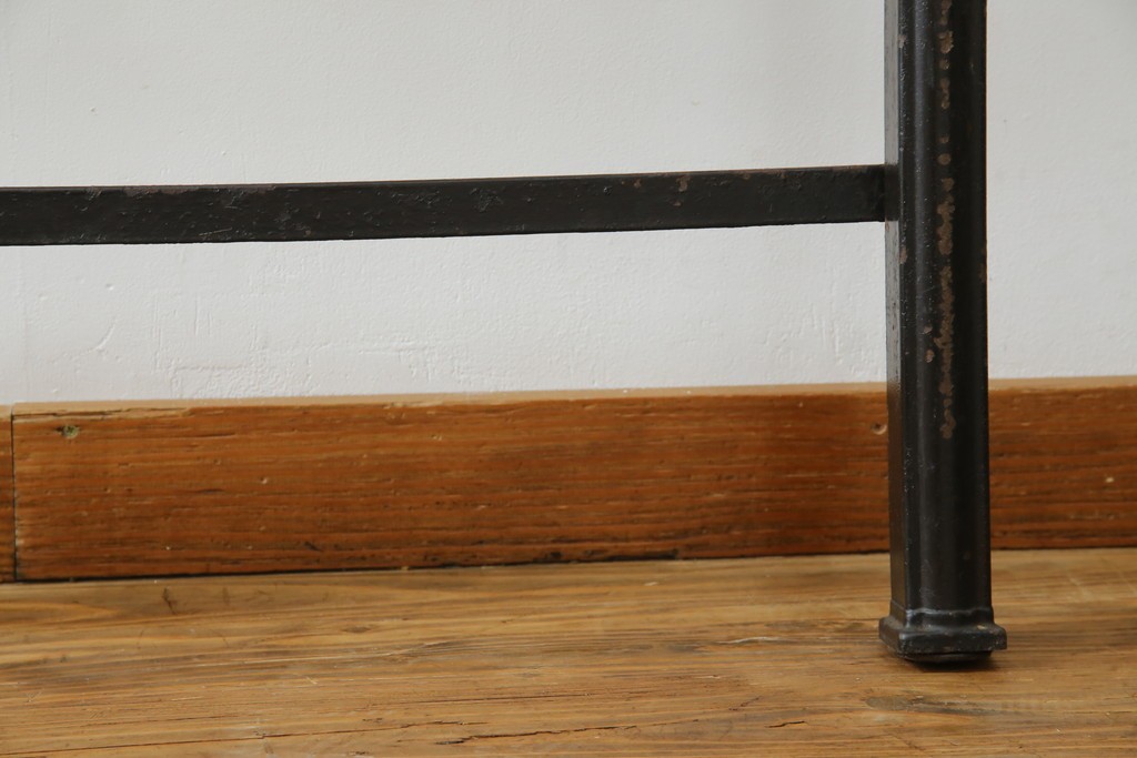 アメリカアンティーク　アイアンフレームがお洒落なベッドフレーム　(R-078806)