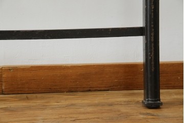 アメリカアンティーク　アイアンフレームがお洒落なベッドフレーム　(R-078806)