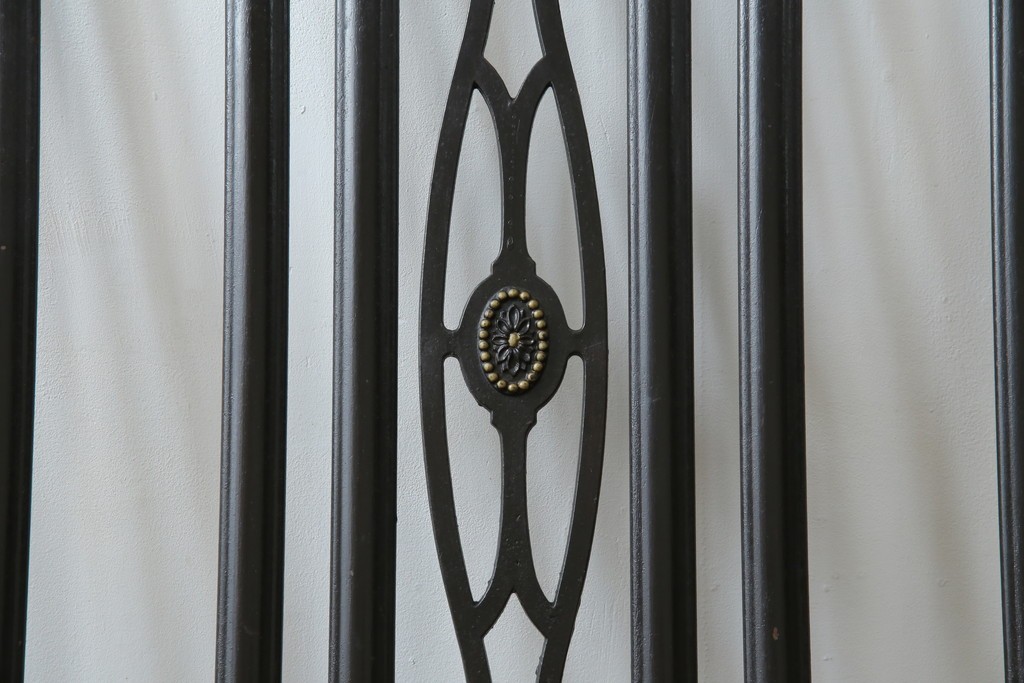 アメリカアンティーク　アイアンフレームがお洒落なベッドフレーム　(R-078806)