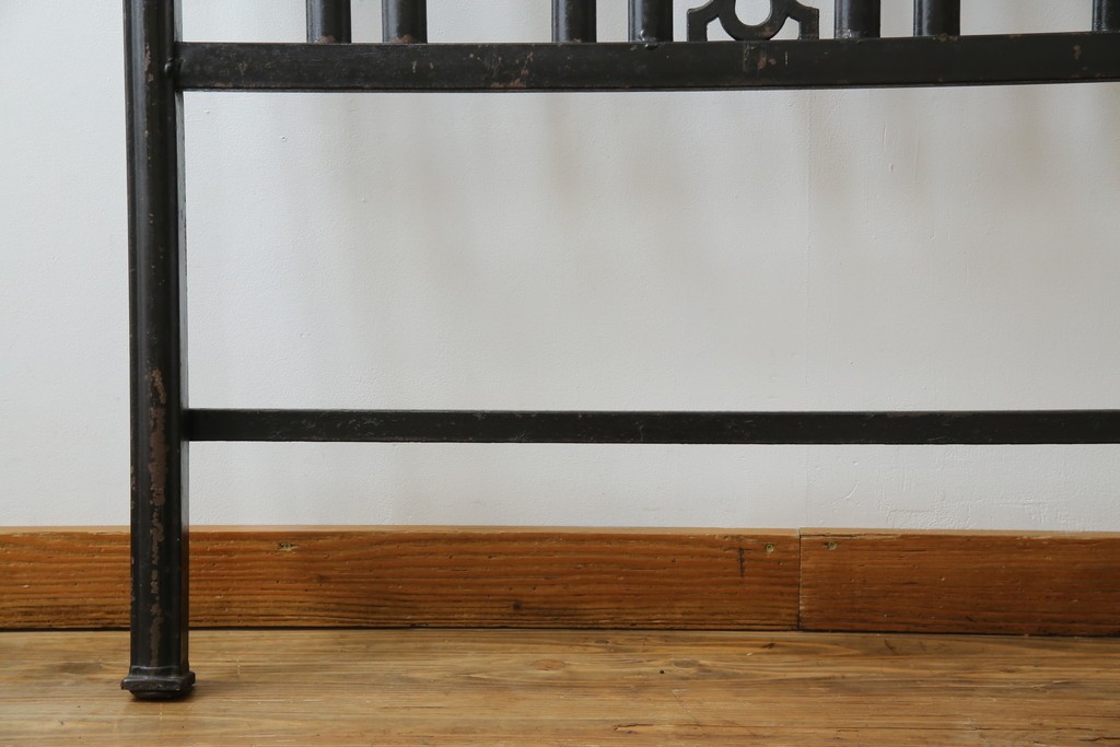 アメリカアンティーク　アイアンフレームがお洒落なベッドフレーム　(R-078806)